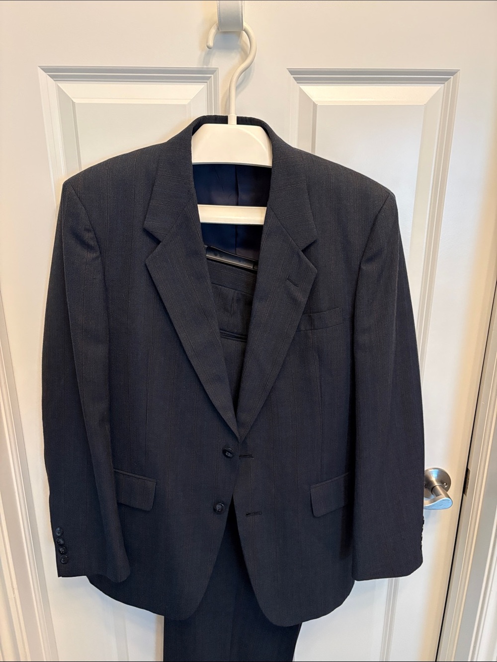 Classic Men's Dark Gray Two-Piece striped Suit - Style 40R x 34” pants - Picture 2 of 15